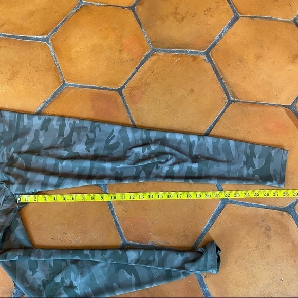 Onzie Flow High Rise Leggings M/L Medium Large Green Camouflage Camo Full Length - Picture 7 of 8